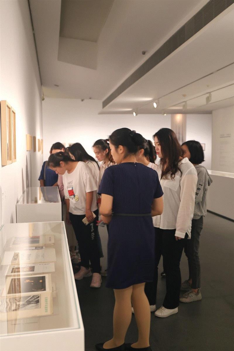 武城职学子邂逅“深度阅读:毛旭辉文献展”,来一场穿越40年的艺术文献之旅,毛旭辉,文献展,文献,武城,学子,塑料袋,纸本,画中,剪刀,同学们