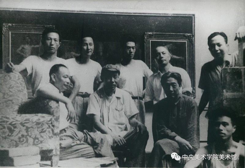 徐悲鸿临终前三天合影。1953年第一排：江丰（左一）、王式廓（左二）、徐悲鸿（右二）、戴泽（右一）；