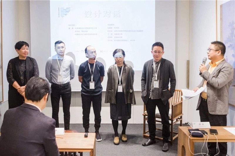  “设计无障碍：艺术与设计融合能产生什么？”跨界对话——（从左到右）阿尤服装品牌创始人尤红
