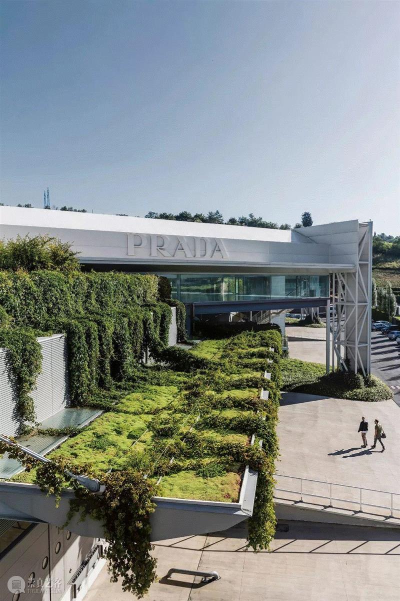 Prada的默瑟主义,Prada,默瑟,尼龙,Miuccia,品牌,建筑,设计师,背包,材质,黑色