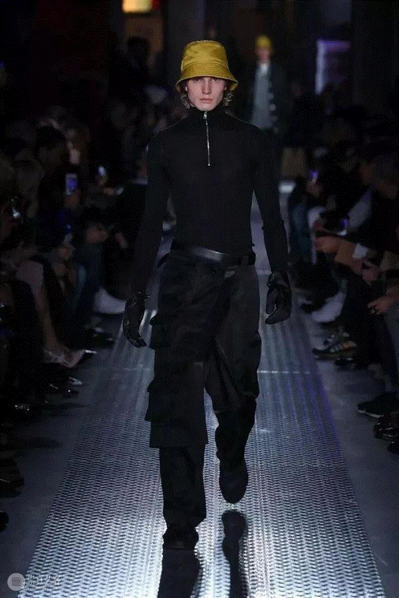 Prada的默瑟主义,Prada,默瑟,尼龙,Miuccia,品牌,建筑,设计师,背包,材质,黑色