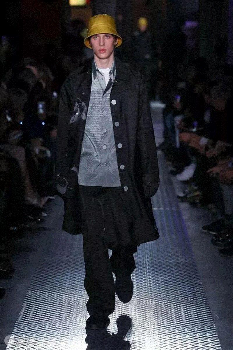 Prada的默瑟主义,Prada,默瑟,尼龙,Miuccia,品牌,建筑,设计师,背包,材质,黑色