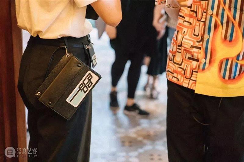 Prada的默瑟主义,Prada,默瑟,尼龙,Miuccia,品牌,建筑,设计师,背包,材质,黑色