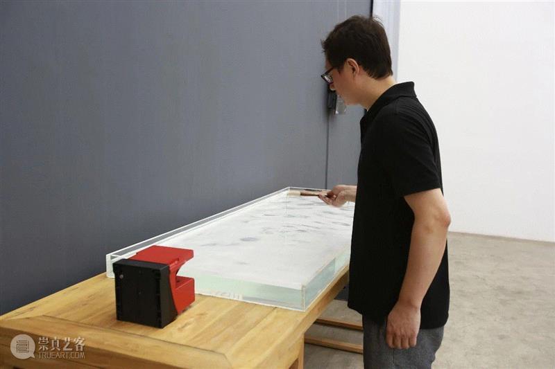 邹 操 | “无不碍有” 展览现场,ThinkPad,宣纸,装置,邹操,禅宗,水槽,云山戏墨,tank,冰墨,科技