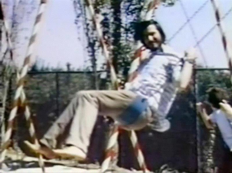 在农庄玩秋千的乔布斯。图源：All One Farm,作为神秘主义者的乔布斯,乔布斯,主义者,弗里德兰,农庄,LSD,图源,罗伯特,苹果,附近,果园