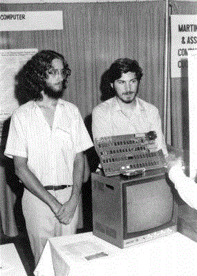 1976年，丹尼尔·科特克（Daniel Kottke，左）和乔布斯在大西洋城个人电脑展会上。图源：