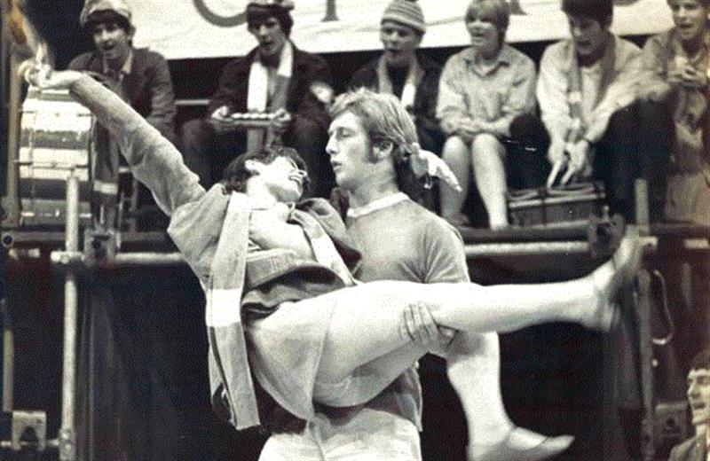 「 福利 」NEXT STAGE | 听说答对这些题，你就是横跨戏剧和足球的十级大神,足球,戏剧,福利,STAGE,大神,下方,音乐剧,俱乐部,话剧,英国