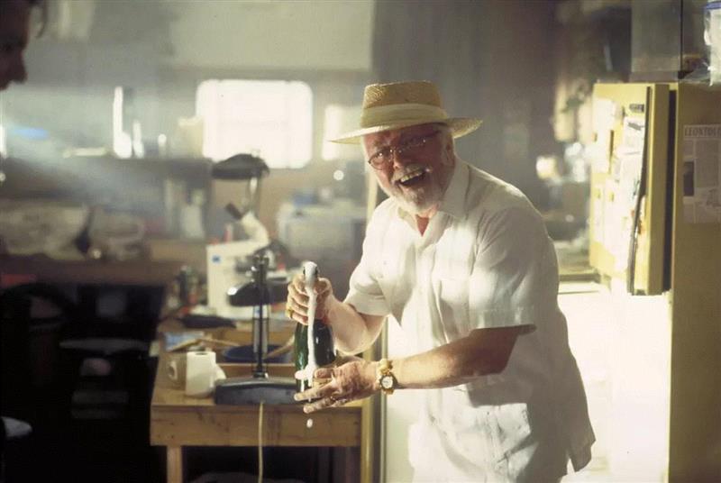 《侏罗纪公园》里的恐龙无疑是童年噩梦，还记得第一次看《侏罗纪公园1》，栩栩如生的恐龙跟在主角后面追逐