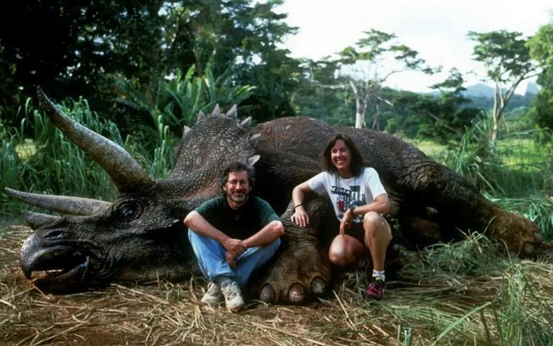 回顾侏罗纪公园的诞生，约翰·哈蒙德博士在进行恐龙研究过程中发现一只吸了恐龙血，藏在树脂化石中的蚊子。