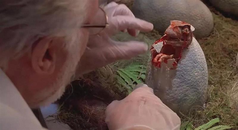 哈蒙德博士的野心不止于此，他想要建立一个恐龙观光主题公园。老人以为自己可以像曾经掌控跳蚤马戏团一样，