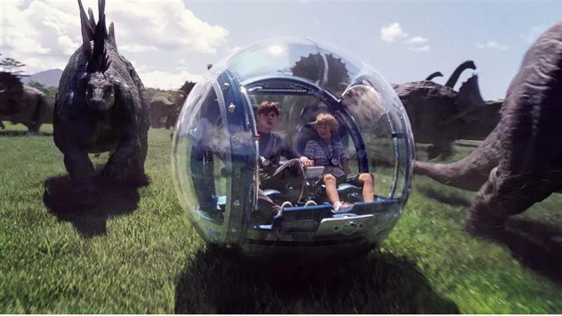 《侏罗纪世界》中人类对自然的轻蔑和改造又升级。他们在制造恐龙的同时还尝试打造“混种”，将不同恐龙甚至