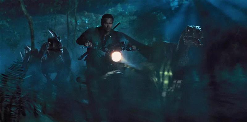 由于侏罗纪世界(JW) 诞生于侏罗纪公园(JP)的设定。所以在上一部中我们可以看到很多向前作致敬的地