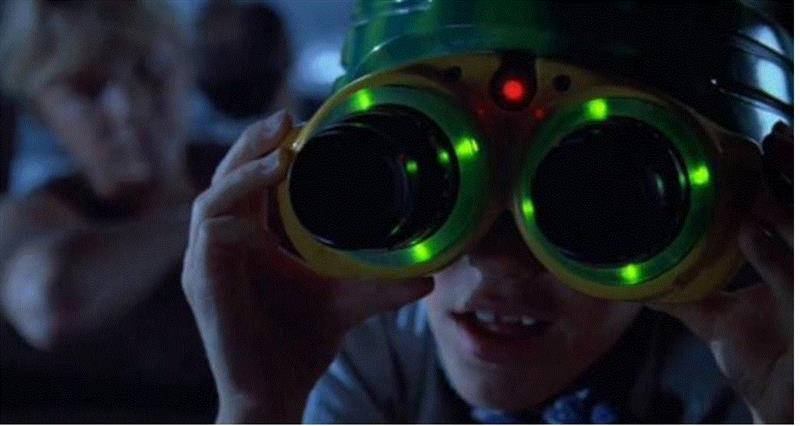 JW女主手持燃烧棒吸引巨无霸过来时，毫无疑问是在向JP中马尔科姆博士致敬。,6月份最期待的电影，终于来了！,电影,恐龙,侏罗纪公园,博士,侏罗纪世界,哈蒙德,电脑,公园,特效,模型