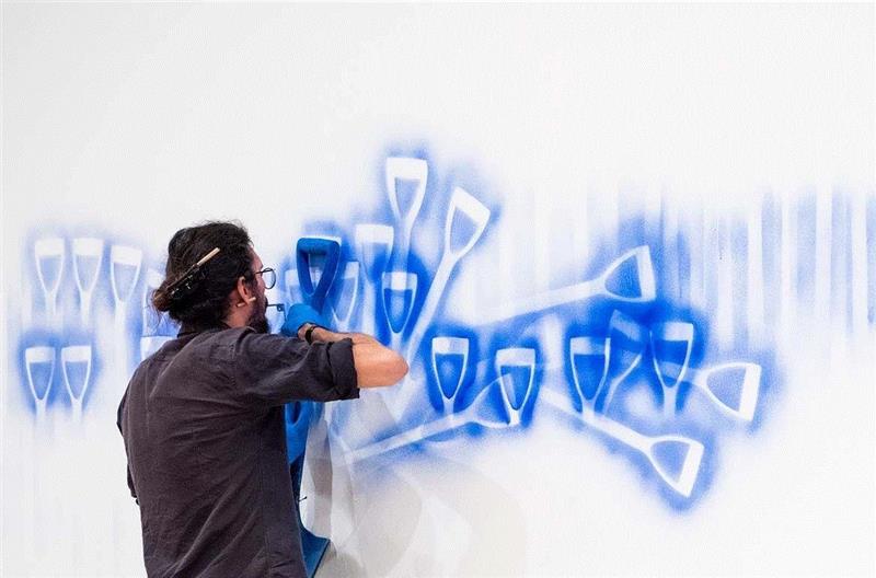 当洁厕蓝成为一种颜料，卡那封峡谷的壁画将经历怎样的形式转变？ | documenta 14,壁画,卡那封峡谷,颜料,洁厕蓝,documenta,哈丁,戴尔,利洁时,澳大利亚,土著