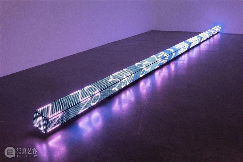 ▲ 珍妮·霍尔泽（Jenny Holzer），RAM《内存》（Ram）, 2016，三面LED RG