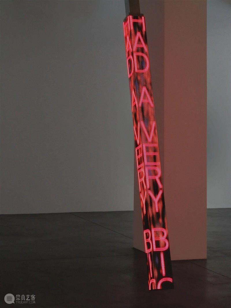▲ 珍妮·霍尔泽（Jenny Holzer），《律动》（Move）, 2015，四面LED RGB二
