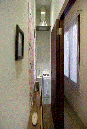 Erwin Wurm，《窄房子》内部空间,Why so serious? 吞下世界的艺术家——欧文·沃姆,欧文·沃姆,公共艺术,雕塑