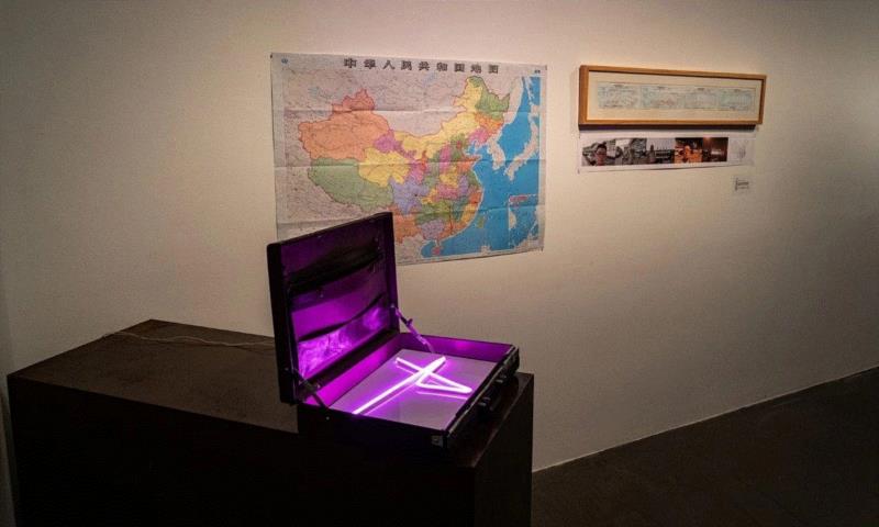 飞行计划,《行跡可疑》:以无聊对抗无聊丨AMNUA展评,行跡可疑,丨AMNUA,南京,华茂,装置,公车,南京艺术学院美术馆,视频,盛剑峰,目的地