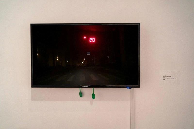 一小时计划,《行跡可疑》:以无聊对抗无聊丨AMNUA展评,行跡可疑,丨AMNUA,南京,华茂,装置,公车,南京艺术学院美术馆,视频,盛剑峰,目的地