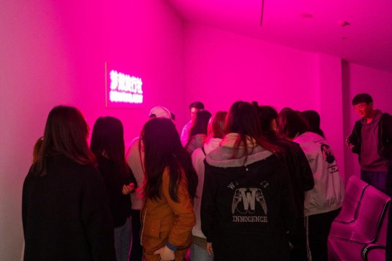 《行跡可疑》:以无聊对抗无聊丨AMNUA展评,行跡可疑,丨AMNUA,南京,华茂,装置,公车,南京艺术学院美术馆,视频,盛剑峰,目的地