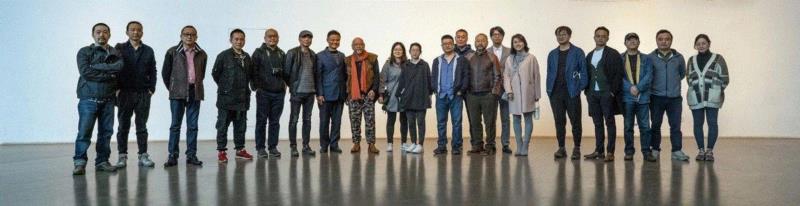 嘉宾合影,《行跡可疑》:以无聊对抗无聊丨AMNUA展评,行跡可疑,丨AMNUA,南京,华茂,装置,公车,南京艺术学院美术馆,视频,盛剑峰,目的地