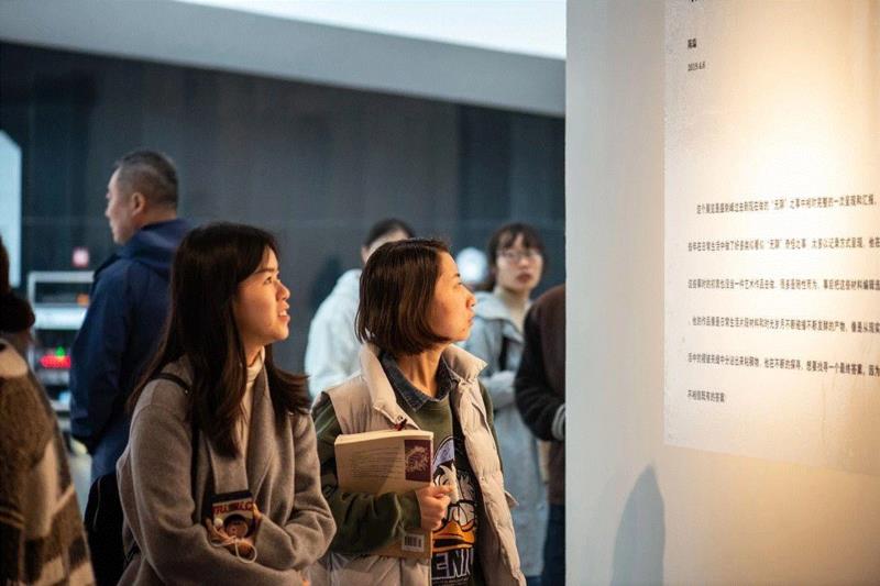 《行跡可疑》:以无聊对抗无聊丨AMNUA展评,行跡可疑,丨AMNUA,南京,华茂,装置,公车,南京艺术学院美术馆,视频,盛剑峰,目的地