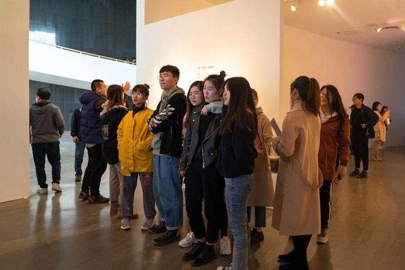 《行跡可疑》:以无聊对抗无聊丨AMNUA展评,行跡可疑,丨AMNUA,南京,华茂,装置,公车,南京艺术学院美术馆,视频,盛剑峰,目的地