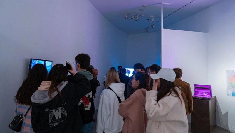 《行跡可疑》:以无聊对抗无聊丨AMNUA展评,行跡可疑,丨AMNUA,南京,华茂,装置,公车,南京艺术学院美术馆,视频,盛剑峰,目的地