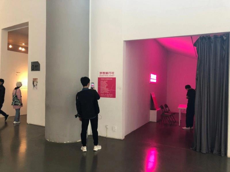 《行跡可疑》:以无聊对抗无聊丨AMNUA展评,行跡可疑,丨AMNUA,南京,华茂,装置,公车,南京艺术学院美术馆,视频,盛剑峰,目的地