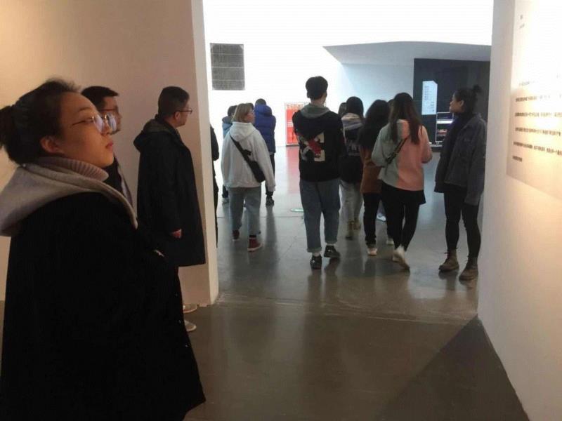《行跡可疑》:以无聊对抗无聊丨AMNUA展评,行跡可疑,丨AMNUA,南京,华茂,装置,公车,南京艺术学院美术馆,视频,盛剑峰,目的地