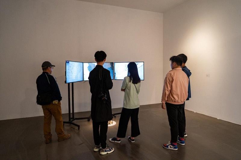 《行跡可疑》:以无聊对抗无聊丨AMNUA展评,行跡可疑,丨AMNUA,南京,华茂,装置,公车,南京艺术学院美术馆,视频,盛剑峰,目的地