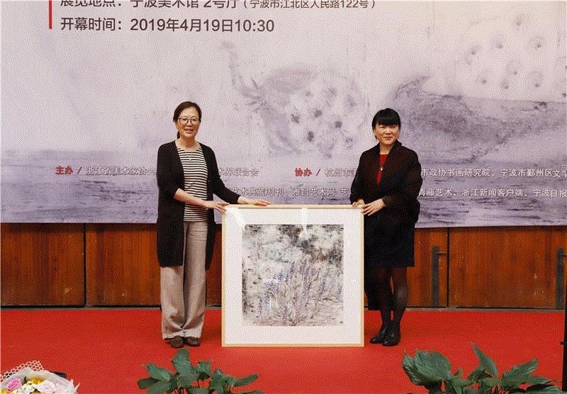 吴洪晖向宁波美术馆捐赠个人作品，宁波美术馆副馆长张维萍（左）接受捐赠,宁波籍艺术家吴洪晖在甬首展开幕 | 附开幕式现场视频,吴洪晖,宁波,甬首展,开幕式,视频,副主席,宁波美术馆,杭州画院,吴永良,浙江省