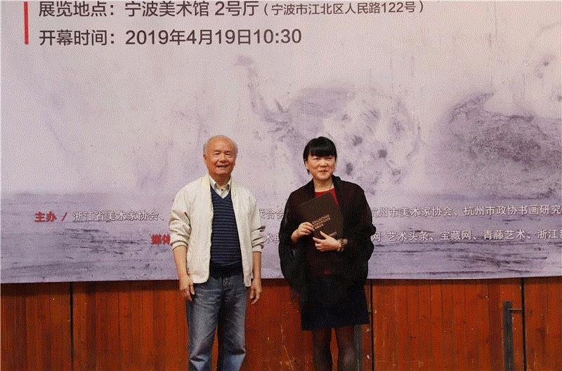 宁波市人大常委会原副主任、市文联名誉主席陈继武（左）为吴洪晖颁发收藏证书,宁波籍艺术家吴洪晖在甬首展开幕 | 附开幕式现场视频,吴洪晖,宁波,甬首展,开幕式,视频,副主席,宁波美术馆,杭州画院,吴永良,浙江省