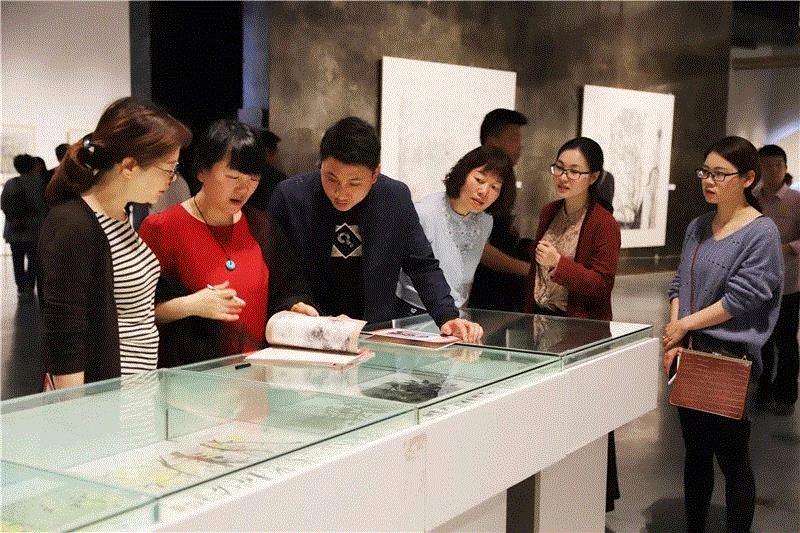 展览现场,宁波籍艺术家吴洪晖在甬首展开幕 | 附开幕式现场视频,吴洪晖,宁波,甬首展,开幕式,视频,副主席,宁波美术馆,杭州画院,吴永良,浙江省