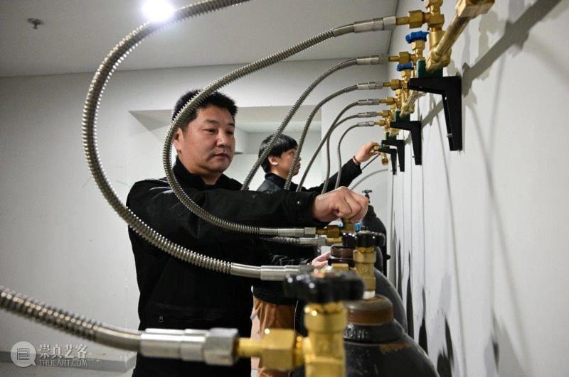 △为戏剧场蓄能器充氮气,揭秘丨关于国家大剧院，你不知道的舞台背后的事（下）,舞台,国家大剧院,揭秘丨,背后,音乐厅,管风琴,数字调音台,蓄能器,装置,氮气