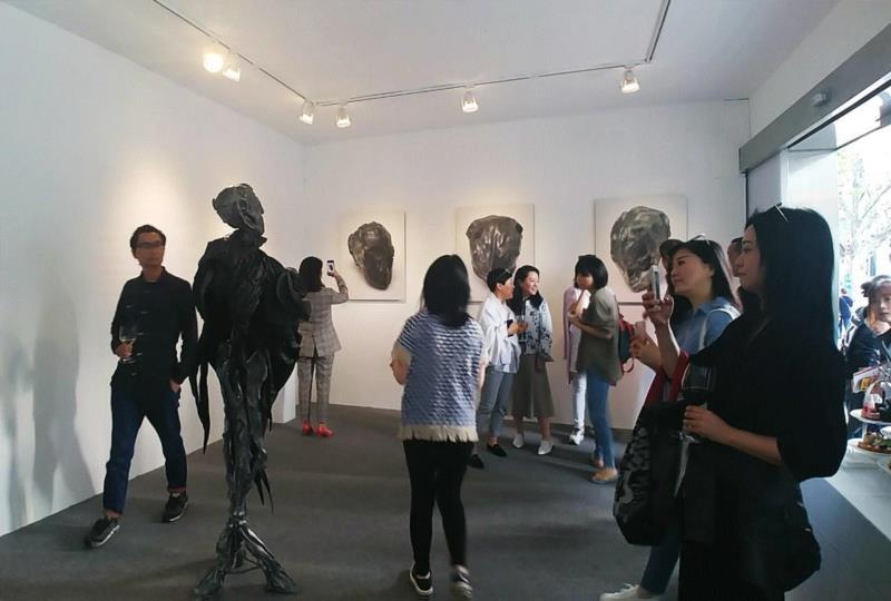 开幕式现场人头攒动,艺术亭台 PAVILION |《驱散阴霾之虚室生白》展览开幕,阴霾,亭台,PAVILION,周褐褐,上海当代艺术馆,策展人,孙文倩,雕塑,良夜,开幕式