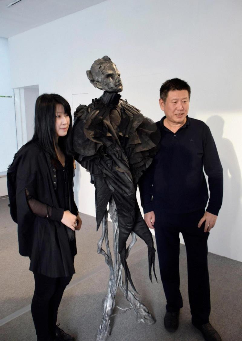 艺术家周褐褐与父亲,艺术亭台 PAVILION |《驱散阴霾之虚室生白》展览开幕,阴霾,亭台,PAVILION,周褐褐,上海当代艺术馆,策展人,孙文倩,雕塑,良夜,开幕式