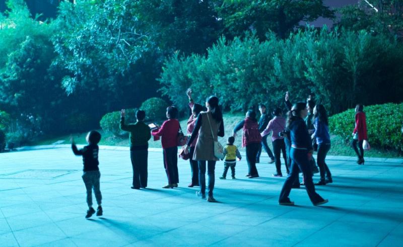 《蓝与红》，2014,生产 | 周滔 x 胡昉：逃到表演的云团之后,周滔,胡昉,云团,影像,广场,广州,里面,灯光,曼谷,舞台