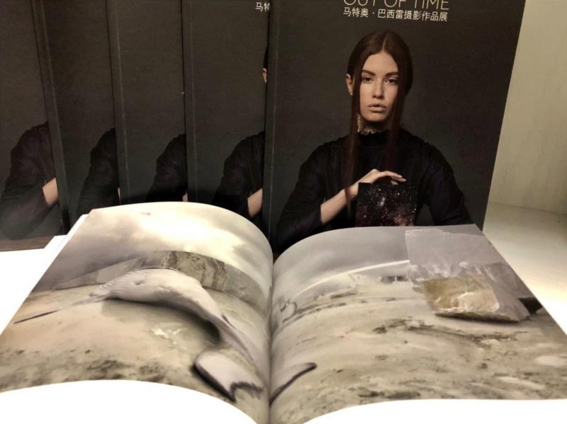 听马特奥·巴西雷的作品中，来自彼岸的低语,马特奥,巴西,彼岸,低语,耳边,白天,黑夜,光线,黑色,小合