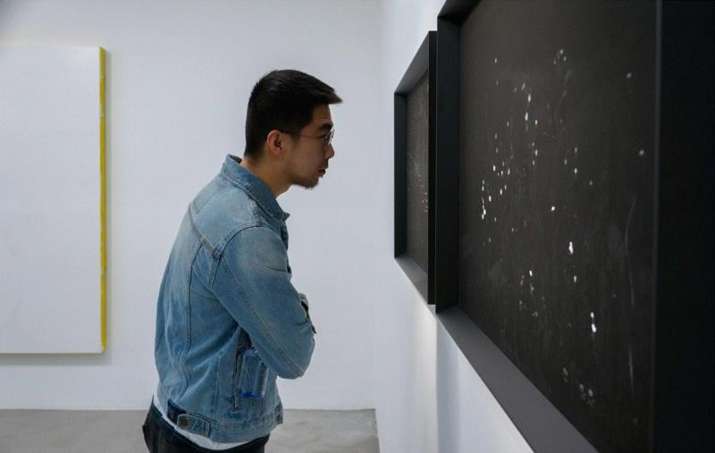 “灰寂”展览现场 | Tong Gallery+Projects,灰寂,感官,黑色,色相,中外,Camille,蔡东东,刘养,刘国强,罗盈嘉