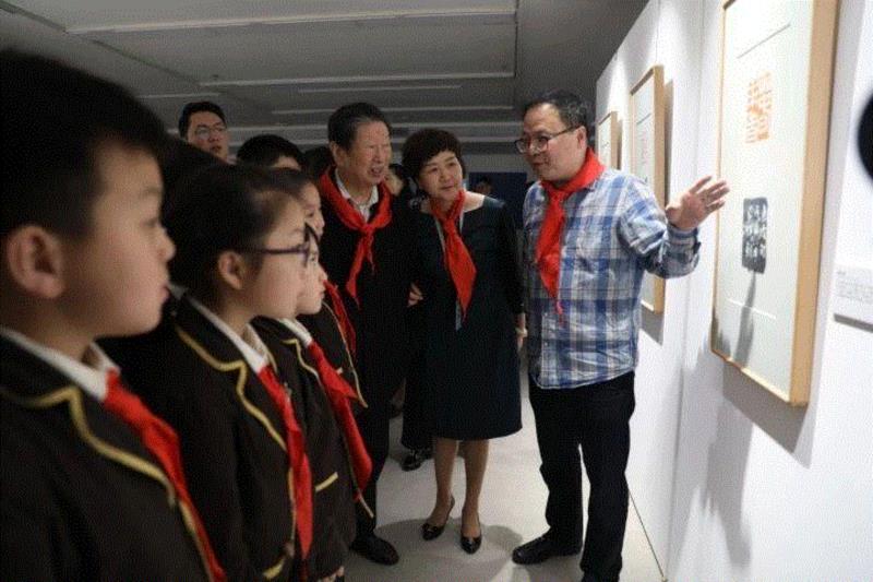 戴家妙老师向嘉宾和小学生们做展览讲解,文化传承犹如薪火相传，形骸有尽而精神不灭,薪火,形骸,崇文,主任,篆刻,书法,印学,崇文美术馆,中国美术学院,浙江省美术家协会