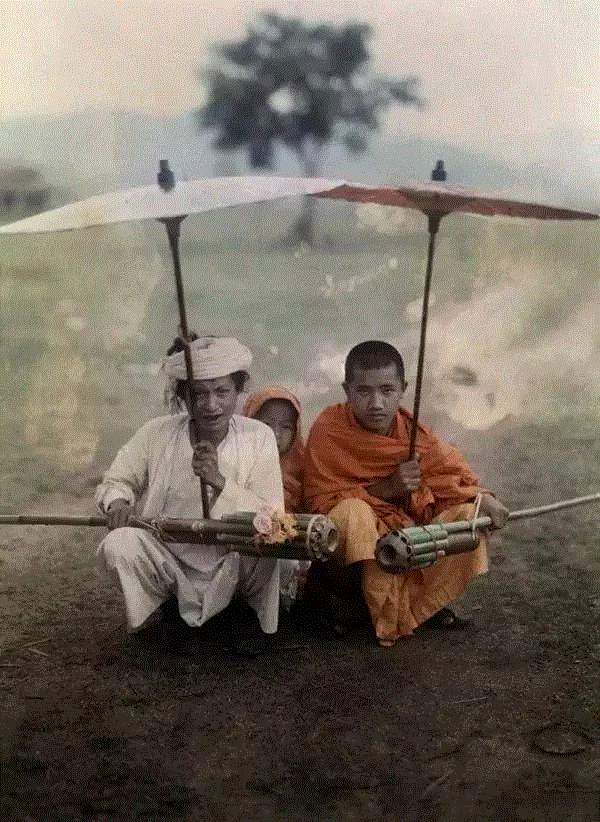 ▲1931年11月，缅甸，两名祭司准备在雨中放飞火箭。W. ROBERT MOO