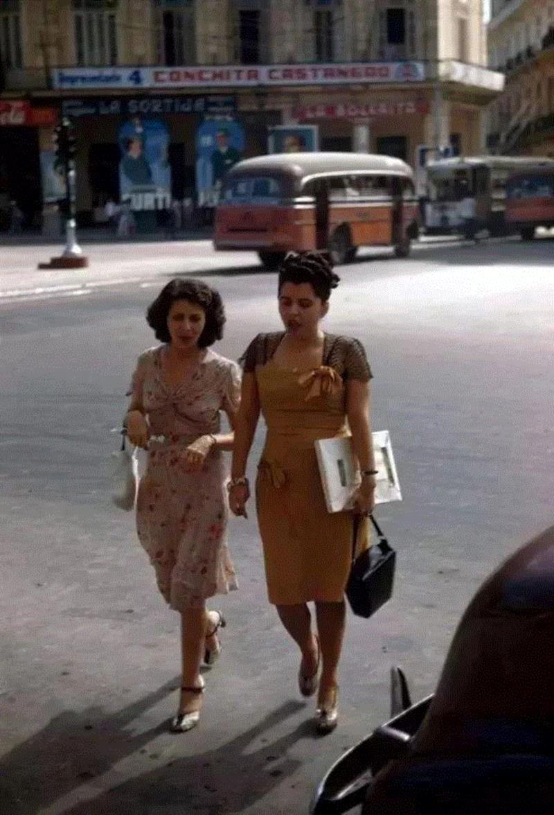 ▲1947年，古巴哈瓦那街头，刚刚逛完商场的两位妇女。,《国家地理》未曾发表的照片,国家地理,妇女,安妮,法国,巴黎,火箭,MOORE,斯图尔特,行人,街道