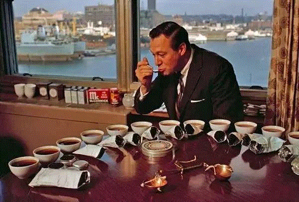 ▲1964年9月，美国马里兰州，一位职业品茶者正在从桌上的不同茶碗里取样品尝。Bates 