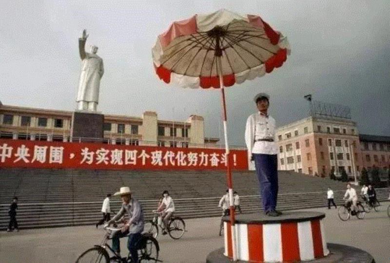 ▲1981年，成都，某广场上的行人。,《国家地理》未曾发表的照片,国家地理,妇女,安妮,法国,巴黎,火箭,MOORE,斯图尔特,行人,街道