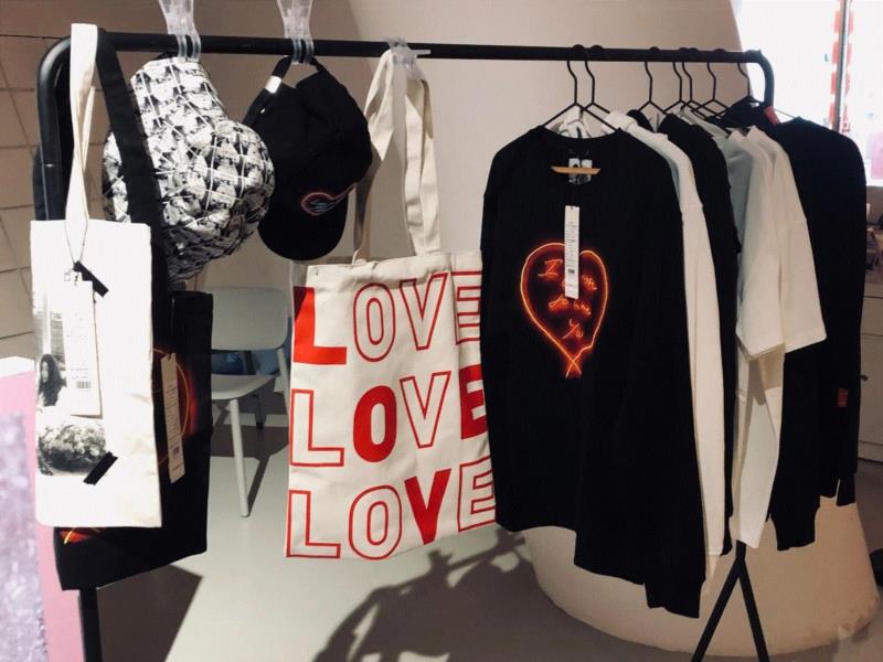 LOVE活动 | 好看的小姐姐这么多，不如送个大礼包吧！,大礼包,LOVE,小姐,美术馆,影像,图源,重庆,衍生品,音乐,芮子酱