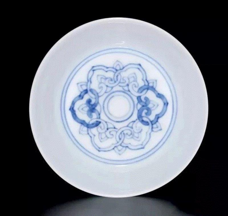 清早期 青花灵芝贯套如意纹碟,图集丨中国传统纹样之如意纹,如意纹,纹样,图集丨,故宫博物院,图案,装饰,纹饰,漆器,瓷器,乾隆