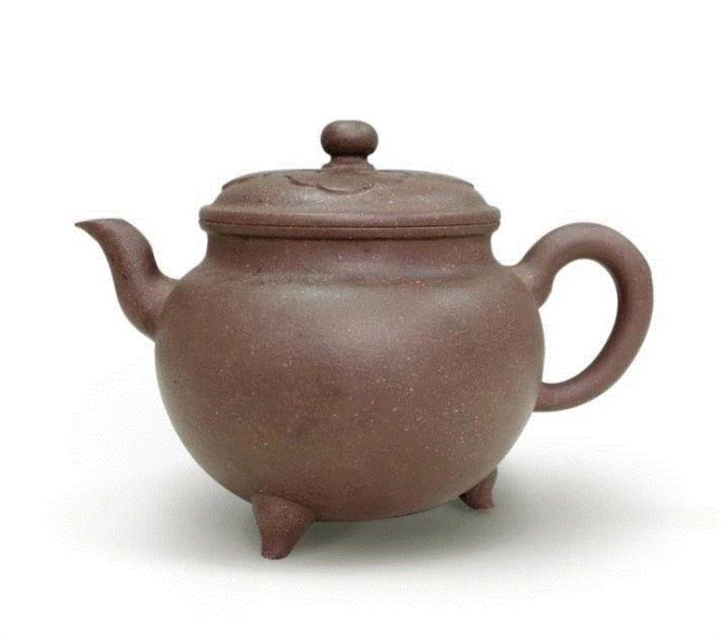 壶盖上的如意纹，乃是此壶唯一装饰处，通体光素，没有在相接处多加修饰，反而増添了质朴端庄的整体气度。,图集丨中国传统纹样之如意纹,如意纹,纹样,图集丨,故宫博物院,图案,装饰,纹饰,漆器,瓷器,乾隆