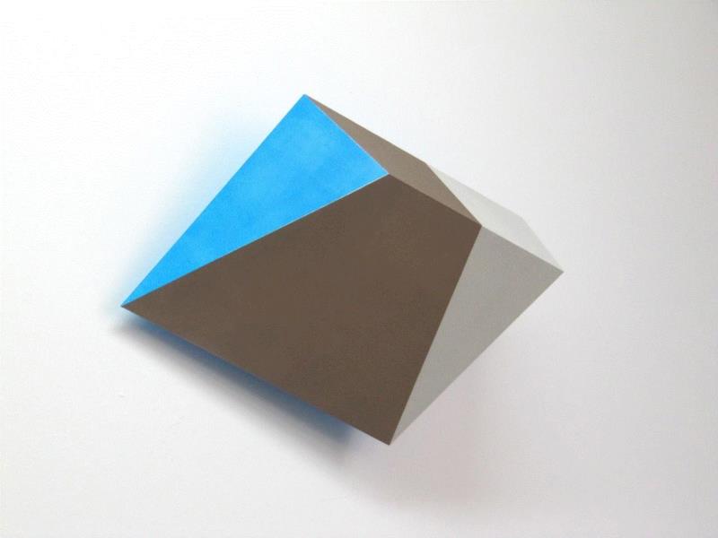 Wedge VI, 43x30x18cm，acrylic and reflective p