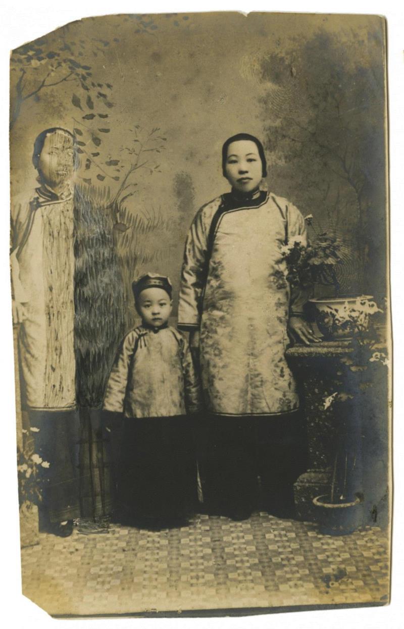 作品推介 | 唐景锋 《女王、主席与我》,女王,唐景锋,香港,英国,记忆寓所,艺术史,父亲,连州摄影博物馆,宾南,Gallery